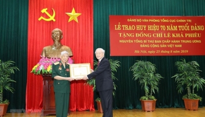 Trao Huy hiệu 70 năm tuổi Đảng tặng nguyên Tổng Bí thư Lê Khả Phiêu