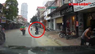 Video giao thông: Mẹ bất cẩn để con vặn tay ga khiến cả 2 suýt mất mạng