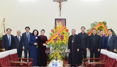 Chủ tịch Quốc hội chúc mừng Giáng sinh tại Tòa Tổng Giám mục Hà Nội