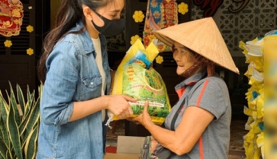 Hoa hậu Tiểu Vy tặng quà cho người nghèo tại Hội An