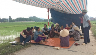 Người dân dựng lều, chặn xe vào bãi rác Nam Sơn, Hà Nội