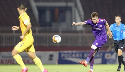 Treo còi vị trọng tài bỏ qua 3 quả penalty trong trận thua 0-3 của CLB Nam Định