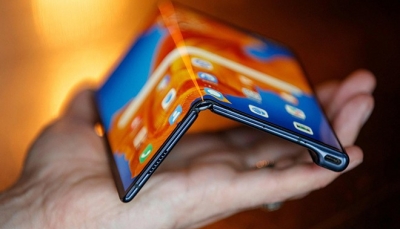 Chiếc Huawei Mate X2 có thể gập vào trong giống như Galaxy Z Fold2