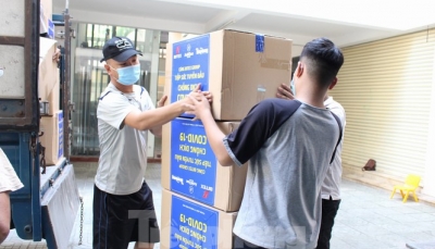 Báo Tiền Phong trao tặng 2.000 bộ đồ bảo hộ tiếp sức Đà Nẵng, Quảng Nam chống dịch