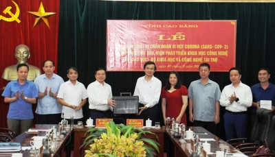 Tạp chí Cộng sản tặng thiết bị xét nghiệm SARS-CoV-2 cho tỉnh Cao Bằng