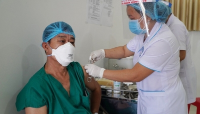 61 cán bộ, nhân viên y tế tại Bệnh viện dã chiến tỉnh Gia Lai được tiêm vắc xin Covid-19