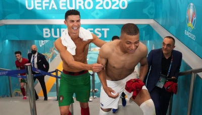 Siêu sao Ronaldo vui vẻ đổi áo với Kylian Mbappe