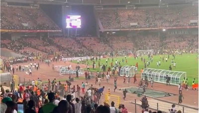 CĐV Nigeria phá tan sân cỏ khi đội nhà mất vé dự World Cup 2022