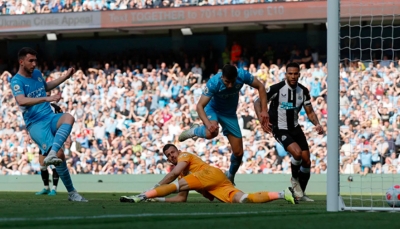 Thắng Newcastle 5-0, Man City chạm một tay vào chức vô địch Ngoại hạng Anh
