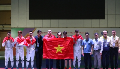 Đội tuyển đấu kiếm Việt Nam giành HCV nội dung đồng đội nam kiếm chém
