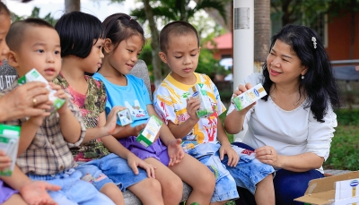 Quỹ sữa vươn cao Việt Nam và Vinamilk trao tặng 1,9 triệu ly sữa cho 21.000 trẻ em trong năm 2022