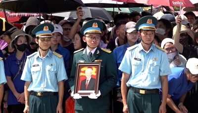 Hàng vạn người đội nắng, xúc động tiễn biệt Tổng Bí thư Nguyễn Phú Trọng về nơi an nghỉ cuối cùng