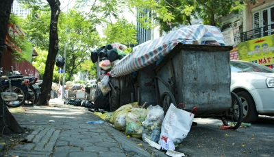 Đường phố Hà Nội chìm trong rác thải do bãi rác Nam Sơn đóng cửa