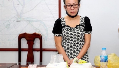 Bắt quả tang một phụ nữ vận chuyển 2kg ma túy đá từ Campuchia về Việt Nam