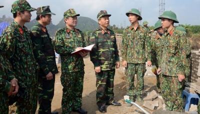 Lãnh đạo Báo Quân đội nhân dân thăm, động viên phóng viên làm nhiệm vụ tại sân bay Miếu Môn