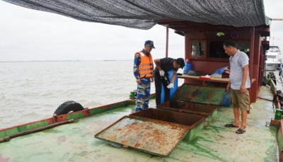 Tạm giữ 35.000 lít dầu DO không rõ nguồn gốc trên vùng biển Quảng Ninh và Hải Phòng