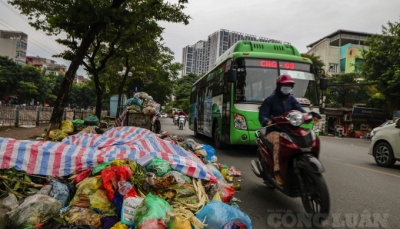 Hà Nội: Người dân chặn xe vào bãi rác Nam Sơn, nhiều tuyến phố Thủ đô ùn ứ rác thải