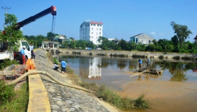 Nghệ An: Nhà máy nước tiến hành hút bùn thải ra khỏi hồ điều hòa