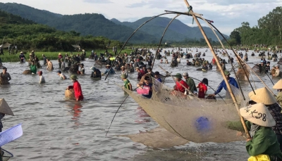 Khai hội truyền thống đánh cá Đồng Hoa ở Hà Tĩnh