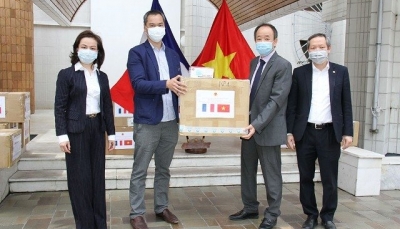 Việt Nam tặng hơn 15.000 chiếc khẩu trang đến các hội đoàn và bạn bè Pháp