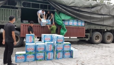 Báo Công an thành phố Hồ Chí Minh tiếp tục chuyển nước uống cho người dân vùng lũ