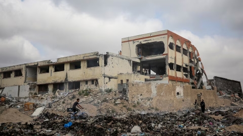 Trẻ em Gaza vẫn cố gắng học tập trong bom đạn và dù các ngôi trường đã bị phá hủy