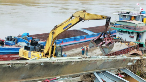 Vụ sập cầu Phong Châu ở Phú Thọ: Đang trục vớt nhịp cầu và phương tiện dưới sông