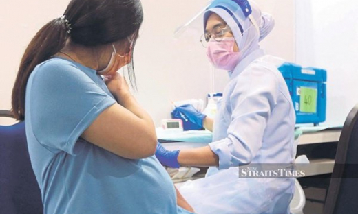 Malaysia kêu gọi phụ nữ mang thai tiêm vaccine COVID-19