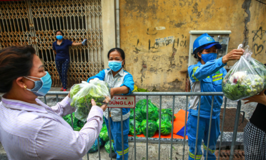 “Siêu thị 0 đồng' của 2 chị lao công giúp đỡ các hoàn cảnh khó khăn trong đại dịch