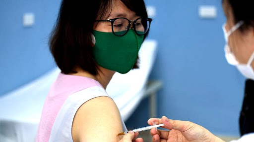 Bộ Y tế họp khẩn cân nhắc dùng 2 mũi vaccine khác loại