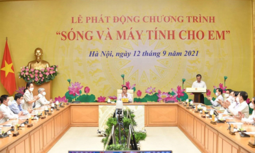 EVN tham gia ủng hộ 24.000 máy tính cho chương trình 'Sóng và máy tính cho em'