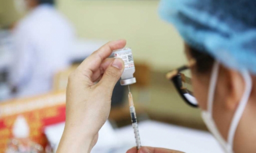 Bộ Y tế đề nghị 9 bộ tiêm vắc-xin COVID-19 mũi 3, mũi 4 cho cán bộ, nhân viên