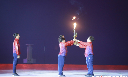 Khai mạc SEA Games 31: Rực rỡ sắc màu và ‘cùng nhau tỏa sáng’