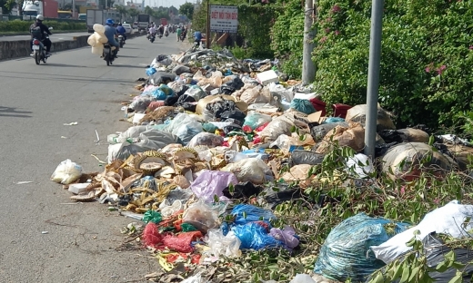 Cận cảnh bãi rác 'bủa vây' chợ đầu mối Hóc Môn nhiều năm