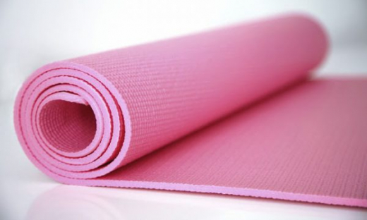 Nguy cơ tiềm ẩn gây hại sức khỏe từ thảm tập yoga