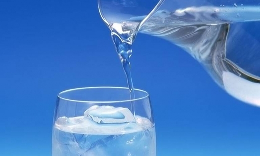 Uống nước lạnh có lợi hay có hại cho sức khỏe?