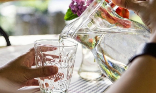Những cách uống nước gây ảnh hưởng xấu tới sức khỏe