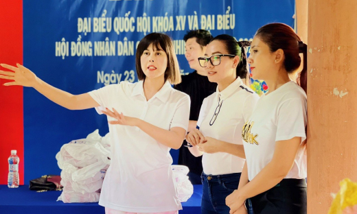 Hoa hậu Môi trường Việt Nam cùng bác sỹ Annie Nguyễn san sẻ yêu thương cho bà con nghèo Tây Nguyên