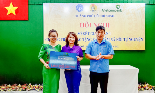 Vietcombank TP.HCM ủng hộ 2,2 tỷ đồng hỗ trợ đoàn viên khó khăn trên địa bàn tham gia bảo hiểm y tế