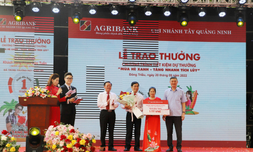 Agribank trao sổ Tiết kiệm 01 tỷ đồng cho khách hàng trúng giải Đặc biệt Chương trình “Mùa hè Xanh – Tăng nhanh tích lũy”