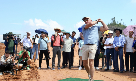 Cú swing đầu tiên của huyền thoại Greg Norman tại sân golf Văn Lang Empire