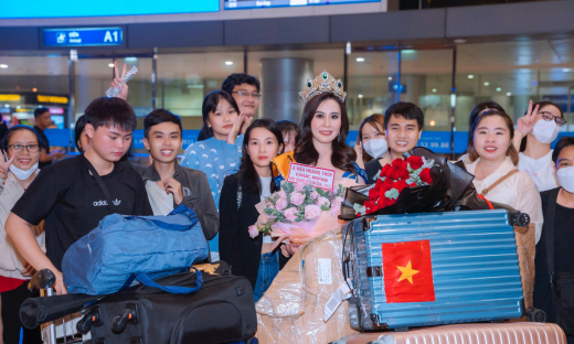 Tân Mrs Grand International 2022 Phan Kim Oanh rạng rỡ ngày trở về