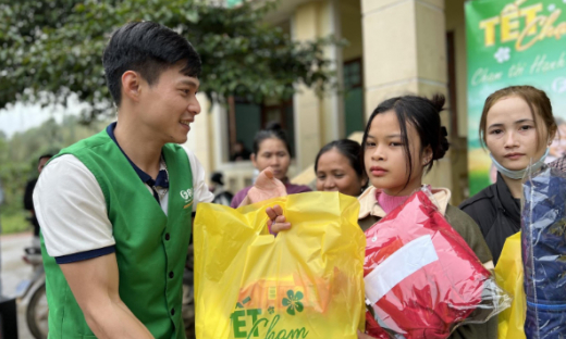 Hành trình “Tết chạm” tặng quà cho bà con vùng xa