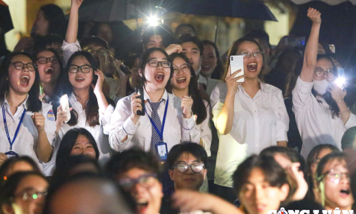 Hà Nội: Học sinh đội mưa 'cháy hết mình' trong đêm nhạc ở trường THPT Việt Đức