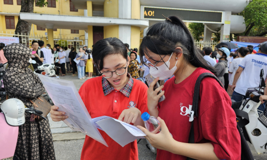 Thí sinh thi tuyển lớp 10 THPT tại Thanh Hoá phấn khởi kết thúc ngày thi đầu tiên