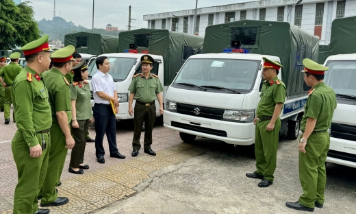 Công an Thanh Hóa bàn giao 217 xe ô tô tải cho Công an xã, thị trấn
