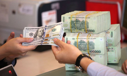 Tỷ giá USD/VND: Tăng nóng trong ngân hàng, giảm sâu trên thị trường tự do