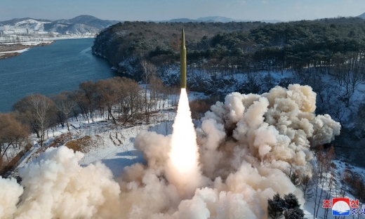 Triều Tiên bắn tên lửa đạn đạo khi Ngoại trưởng Mỹ đến thăm Hàn Quốc