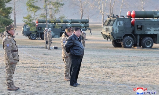 Ông Kim Jong Un giám sát cuộc tập trận với bệ phóng tên lửa 'siêu lớn' của Triều Tiên