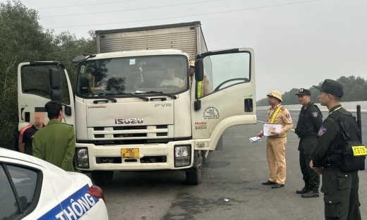 Bắt quả tang nhóm tài xế dừng ô tô trên cao tốc Hà Nội - Hải Phòng để đánh bạc